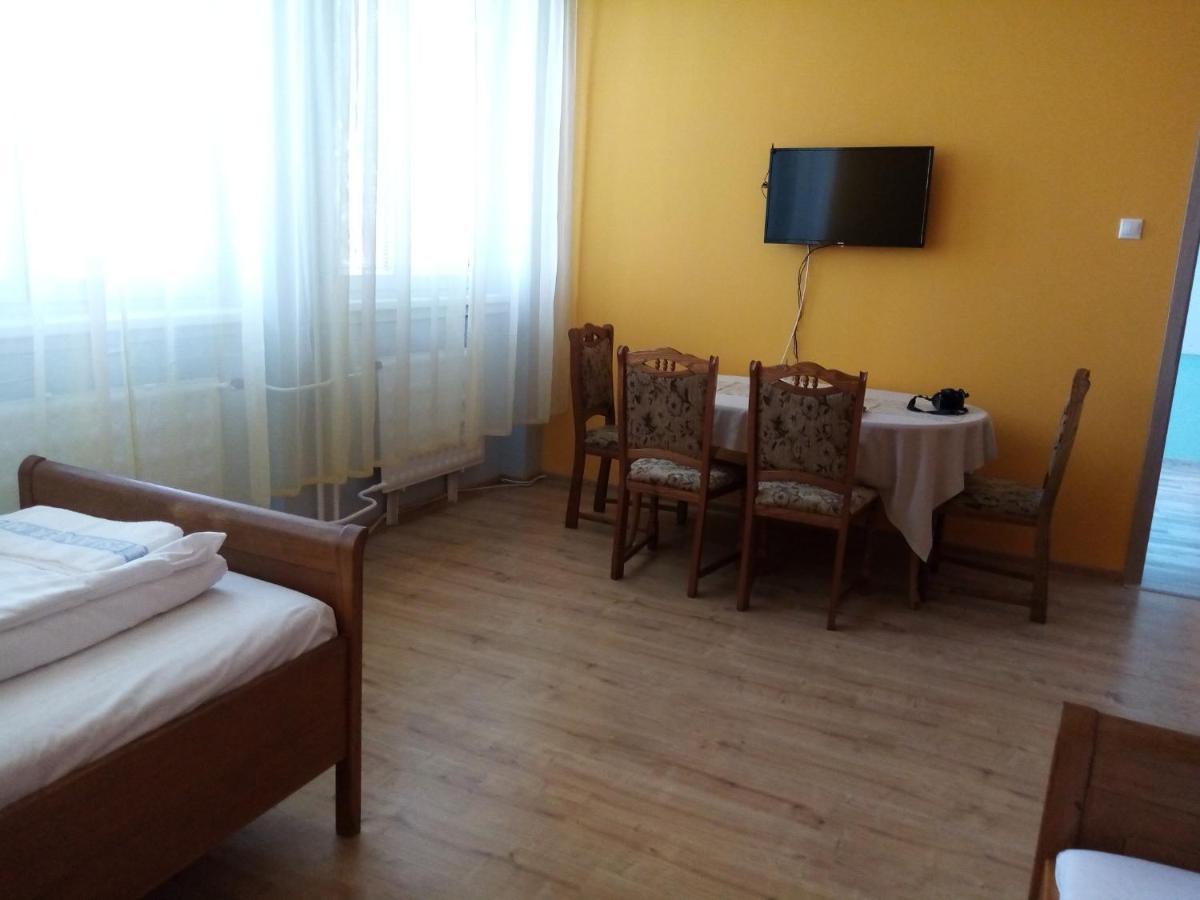 Hotel Hubert Nové Zámky Exteriér fotografie