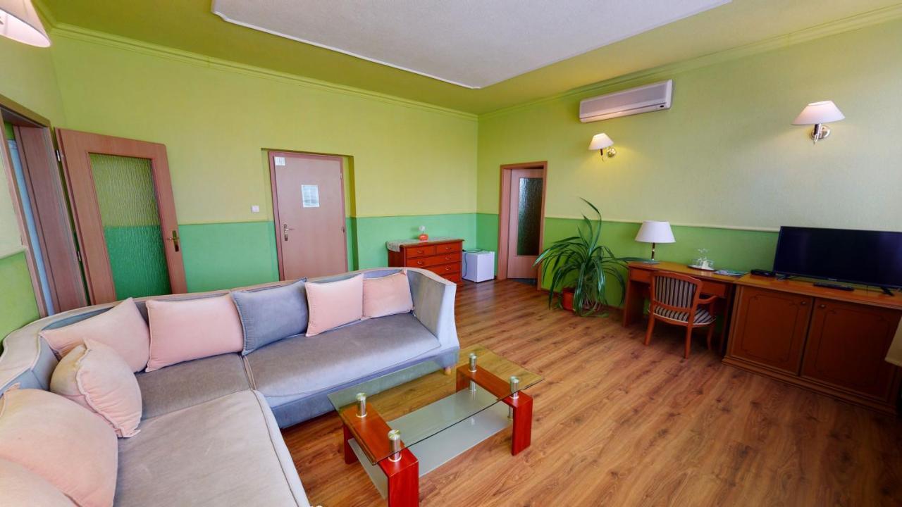 Hotel Hubert Nové Zámky Exteriér fotografie