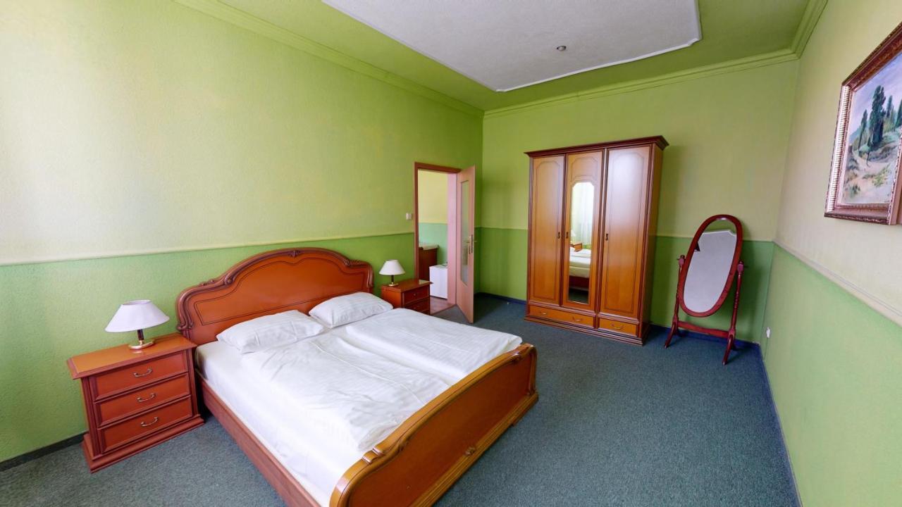 Hotel Hubert Nové Zámky Exteriér fotografie