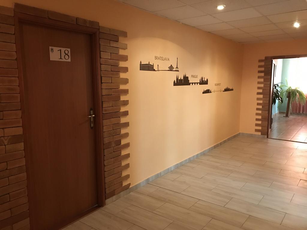 Hotel Hubert Nové Zámky Exteriér fotografie