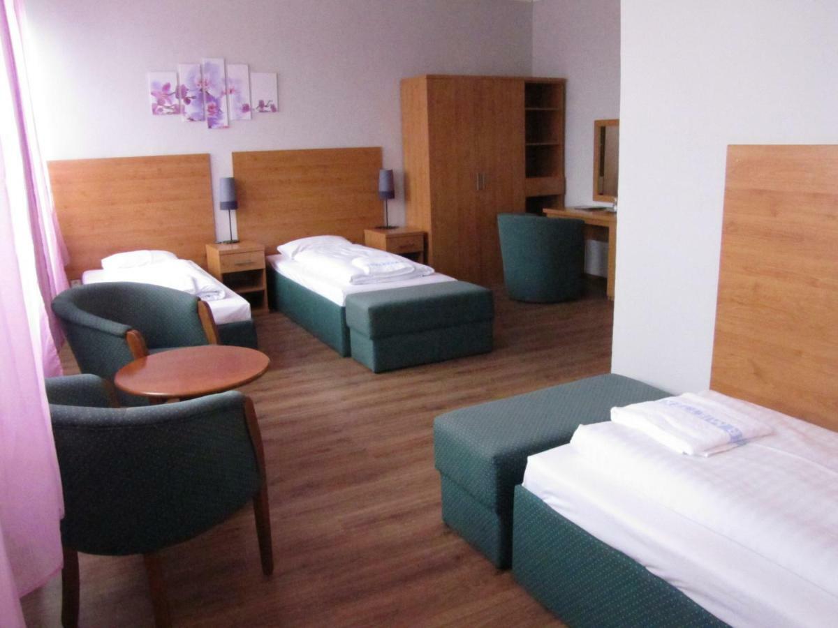 Hotel Hubert Nové Zámky Exteriér fotografie